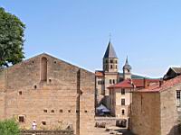 Cluny, Abbaye, Ruines de l'avant-nef et au fond le transept, le clocher de l'eau benite et la tour de l'horloge